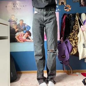 bershka hello kitty jeans - svin coola bershka jeans som är lite baggy med en y2k känsla. använda fåtal gånger. jeansen är uppklippta ca 2/3 cm och jag har även sytt igen en tidigare slits där nere. slitsen är enkel att få fram igen, klipp bara upp stygnen <33 dem är ganska små i storleken 