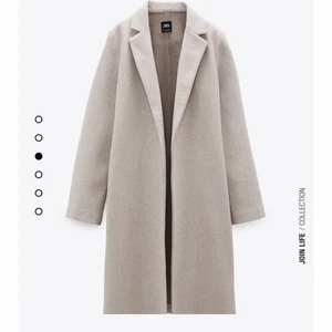 Zara kappa - Säljer denna kappan från zara! Har använt den ganska mkt, men är ändå i ett väldigt fint skick! Skriv till mig om ni vill ha fler bilder med den på. 
