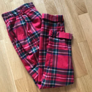 Röd rutiga byxor - Skit sköna byxor i fint skicka