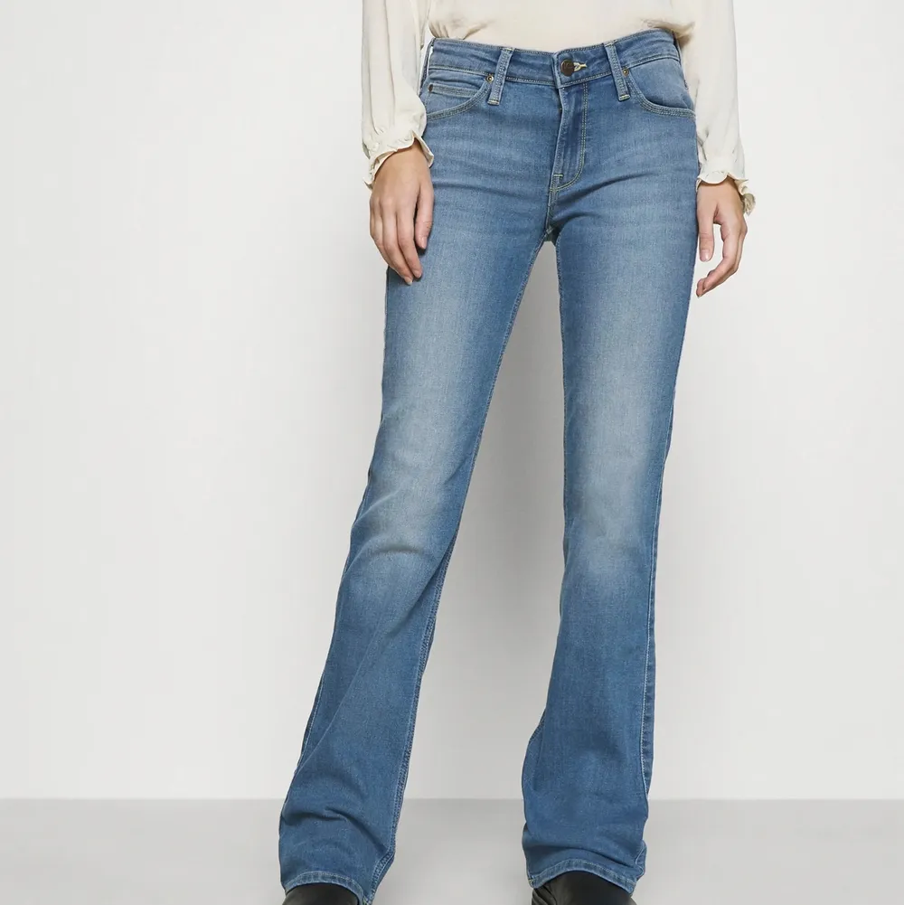 Säljer dessa fina bootcut jeans från Lee💕. Jeans & Byxor.