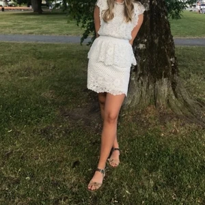 Studentklänning - Säljer nu min syrras gamla studentklänning! Hur fin som helst och endast använd en gång! Nypris var 3000kr. Bara att skriva för fler bilder👩🏼‍🎓❤️