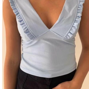 Blå topp  - Säljer denna toppen från design by si. Använd fåtal gånger. Bilderna är tagna från hemsidan men skriv privat för fler bilder. 💕 ONE SIZE men passar som en S/XS