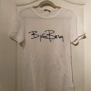En vit Björn Borg T-shirt som inte används längre. Tröjan är i storlek S och är i bra skick. Priset är inte spikat! Kan gå ner vid snabb och smidig affär.