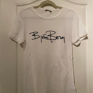 Björn Borg - En vit Björn Borg T-shirt som inte används längre. Tröjan är i storlek S och är i bra skick. Priset är inte spikat! Kan gå ner vid snabb och smidig affär.