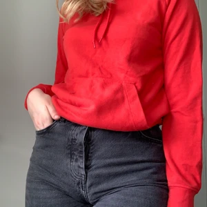 Röd hoodie i storlek xs  - En röd hoodie från H&M. Perfekt för varje dag. 