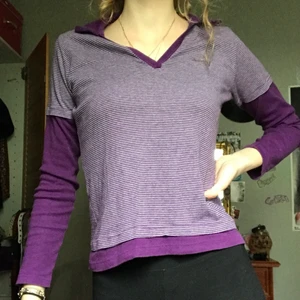 Ranidg långärmad - Cool lila och vit randig långärmad tröja. Lite kort i ärmarna på mig. Är tydligen i storlek L, men skulle nog passa bäst till S eller XS