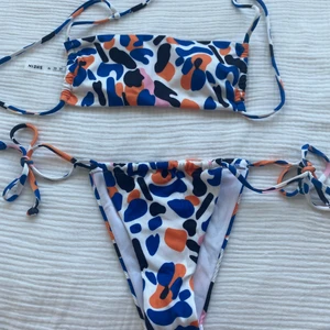 Bikini  - Säljer denna super söta bikinin från Shein!! Hygienplasten är kvar, aldrig använd - bara provad. Storlek M men mer som XS/S. Säljer den då den är för liten 🧡💙