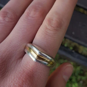 Ring sterling silver 925 med gulddetalj - Trendig 925 sterling silver ring med liten gulddetalj. Köptes på second hand men säljer för att den inte passar. Jag betalar frakt!