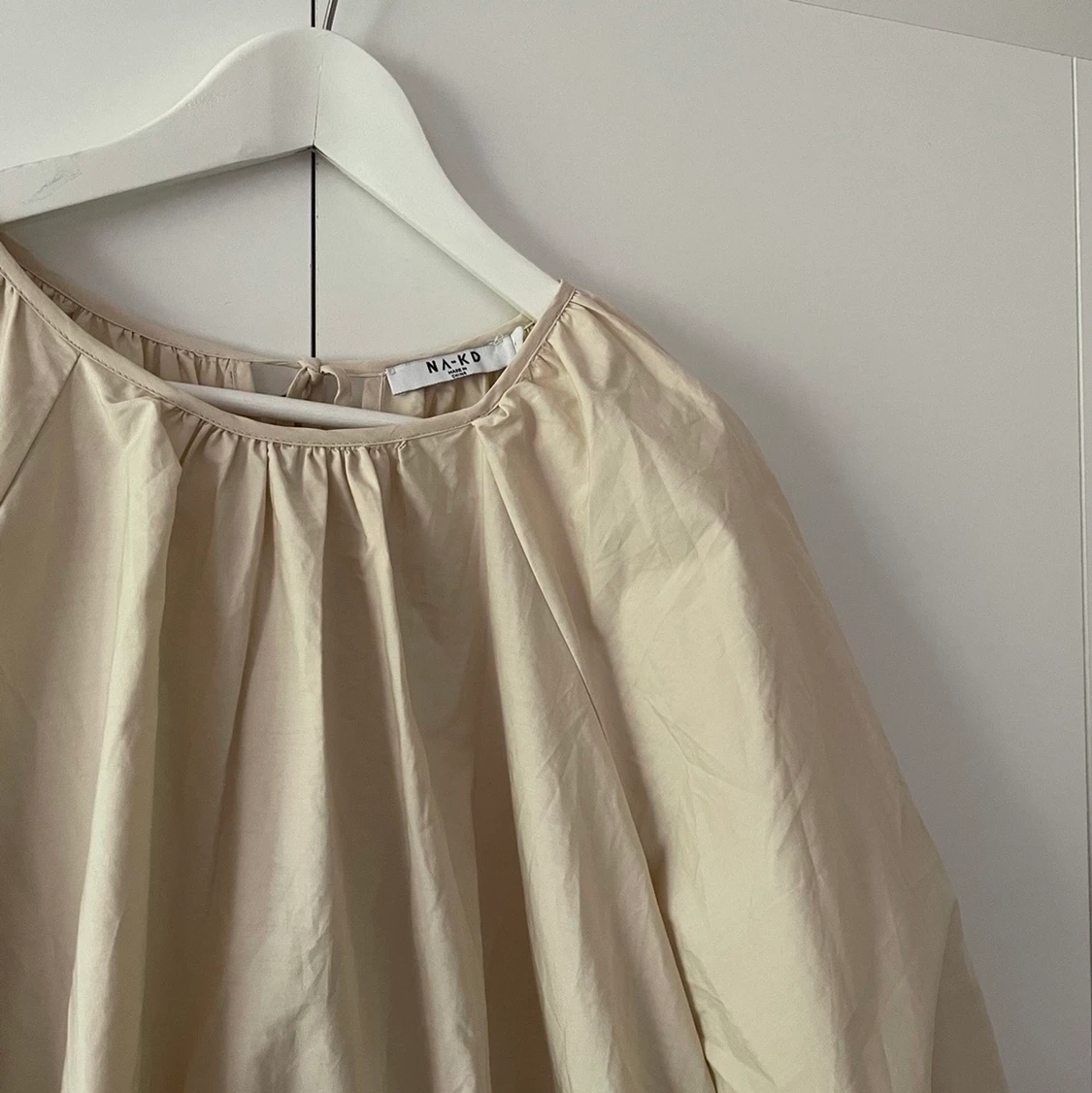 Oanvänd härlig dröm-klänning från NA-KD - 90