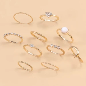 Guld ringar - Fina guld ringar, passar perfekt för sommaren. 10kr styck. Säker för att de inte passade mig (fick i present). Köparen står för frakten. Frakten är samma oavsett hur många man köper. Meddela vid fler frågor 💖