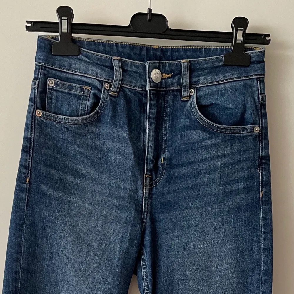 Straight leg jeans i storlek 36. Jag brukar ha 38 därför sitter dessa väldigt tajt. Skulle tro att dom passar bäst för personer med 34 eller 36. Fint skick! :) . Jeans & Byxor.
