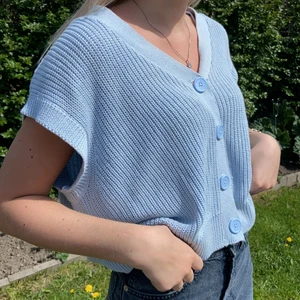 Stickad väst - Ljusblå stickad väst ifrån Stradivarius i storlek S. Knappt använd, jätte fint skick⚡️💫