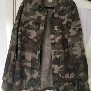 Jacka  - Säljer denna super balla kamou oversize jacka i storlek M. Använd få antal gånger, är i bra skick. 