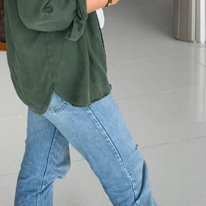 Vitage lee jeans - Bra passform över rumpan, raka vid vaderna. Bra längd, jag är cirka 173!✨