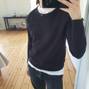 Svart stickad  - Svart stickad tröja från Mango, jag är en s/m