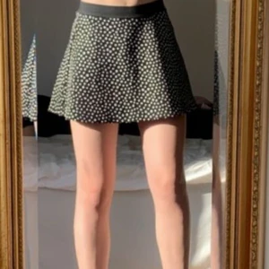 Somrig kjol  - Gullig kjol från lindex i barnavdelningen, säljer då jag inte använder den längre, frakten ingår inte i priset 