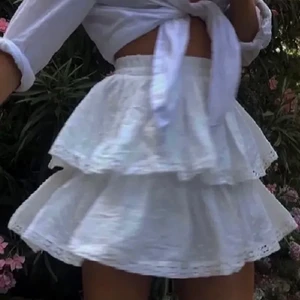 By Anastasia kjol  - En jättesöt kjol till sommaren från byanastasia i storlek xs-s!☀️💕 Köparen står för frakt! Sistan helt oanvänd.