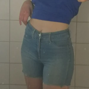 Shorts! -   Tunna ljusblåa Denim-shorts från H&M. Några år gamla, rätt bra skick men lite slitna nåt litet hål här och där men det syns knappt. Säljer för att jag inte använder :) Damstorlek S  (25 kr, går att pruta, köparen står för frakt)