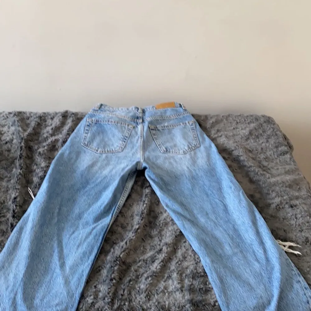 Blåa snygga jeans med hål från Gina, säljer då jag har ett par liknande så dom här kommer inte till så mycket användning💗 jag är 1,63 och dom sitter bra på mig💗. Jeans & Byxor.