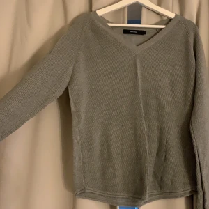 Veromoda tröja - Grå ribbad bred v ringad tröja 