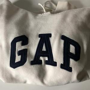 As snygg GAP hoodie som jag köpte här på plick, den har inte kommit till användning men annars är den jätteskön! Tjejen jag köpte den av sålde hoodien för 300.❤️
