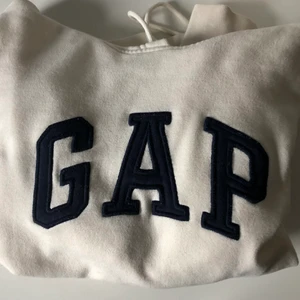 GAP hoodie - As snygg GAP hoodie som jag köpte här på plick, den har inte kommit till användning men annars är den jätteskön! Tjejen jag köpte den av sålde hoodien för 300.❤️