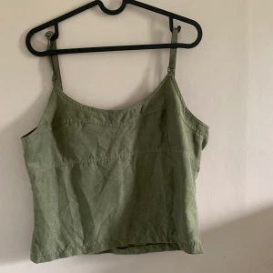 Linne - Säljer detta militärgröna linne i storlek 44. Linnet är av mycket hög kvalitet och det syns knappt att det har varit i bruk. Säljer då jag har gått ner 25 kg i vikt och det inte lägre passar och tänkte att det är bättre att någon annan får njuta av det. Vid intresse så kan fler bilder skickas på önskemål. Köparen står för frakt