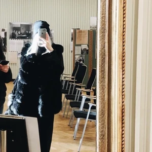 Pälsväst - Från märket Lovely of Sweden. Nypris ca 1100 kr. Som ny. Superfin till hösten! 💛 säljer billigt trots att den är i nyskick då jag vill att någon annan ska få användning för den istället. Passa på! 