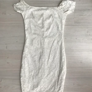 Storlek S - Klänning i spets från Ginatricot, använt skick🌸