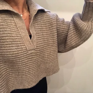 Zara stickad tröja  - Super fin stickad tröja från Zara. Aldrig använd. Ljusbrun färg. 