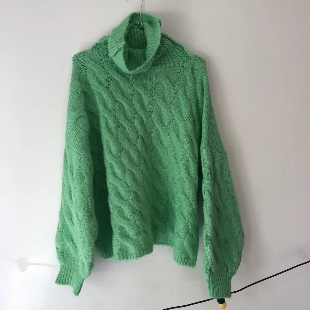 Jättefin och oversized grön stickad tröja!. Tröjor & Koftor.