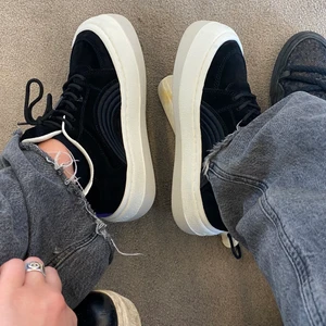 Eytys sonic sneakers - Säljer mina as coola sneakers från eytys. Köpte dessa förra våren och de är rätt använda, men är fortfarande i fint skick. Sulan går lätt att tvätta rent, vilket jag isåfall fixar innan de säljs! Hör av dig om du är intresserad! Möts helst upp, men frakt fungerar också💕💕 priset kan diskuteras