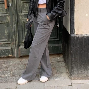 Kostymbyxor - Ett par gråa kostymbyxor sitter en aning lowrise på mig och är 165cm 