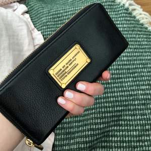 En knappt använd plånbok från Marc Jacobs. Ser ut som ny och dragkedja funkar perfekt. Pris kan diskuteras vid snabb affär! 