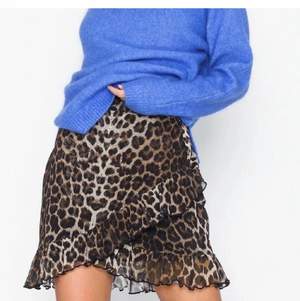 Säljer denna leopard kjol från Nelly som är använd ett fåtal gånger förra sommaren, kommer inte längre till användning💕