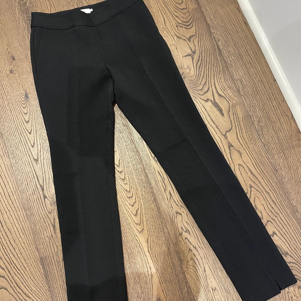 Kostymbyxa från Stylein, storlek S. Slits fram på byxan. Helt oanvända och hur fina som helst men måste sälja eftersom de är för små för mig... . Jeans & Byxor.