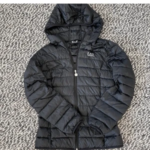 Emporio armani svart Jacka - Säljer nu min Emporio armani svarta dunjacka, fint skick!🤍 
