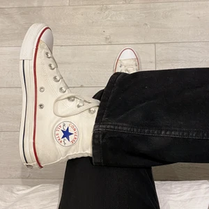 Vita Converse  - Skitfina vita Converse🤍🤍 De är använda, men de är ändå i fint skick. Kommer tvätta de innan jag skickar iväg de! Hälarna är lite slitna men inget som varken känns eller syns🥰 Det blir budgivningen om fler är intresserade! Frakt ingår inte.
