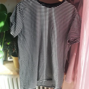 Randig tshirt  - Randig tshirt som är stl L mens size, riktigt najs! 