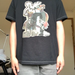 OUR LEGACY T- shirt - Our Legacy voodo child tröja i storlek 48. Super skönt material, luftigt och mjukt. Storleken översätts till M. Perfekt för sommarn då tröjan är luftig. Original pris 1000kr. Svår att hitta i butik slutat tillverka.