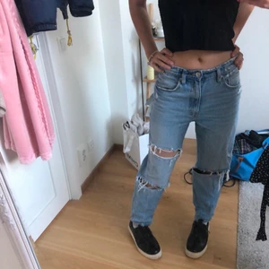 Jättefina Zara jeans! - Såå fina Zara jeans med hål och slitningar. Jag köpte för ca 500kr och säljer nu för 200. Tyvärr har jag inte fått så mycket användning för dem. De är alltså i nyskick. Fraktar helst😜