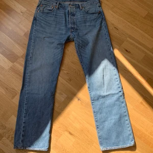 Levis 501  - Hjälper pappa med att sälja sina gamla byxor. Dessa är hur fina som helst men alldeles för stora för mig att behålla. Inga fläckar eller skråmor, i stort sett nyskick. Eftersom att det är pappas så är passformen rätt baggy och kan behövas tas in vid midjan/benen💙💙