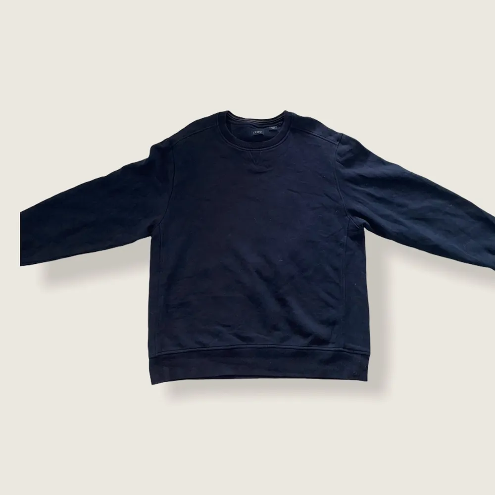 Skick: 8/10.                                                                         Vanlig blank sweatshirt, storlek XL men fungerar lika bra på L. . Tröjor & Koftor.