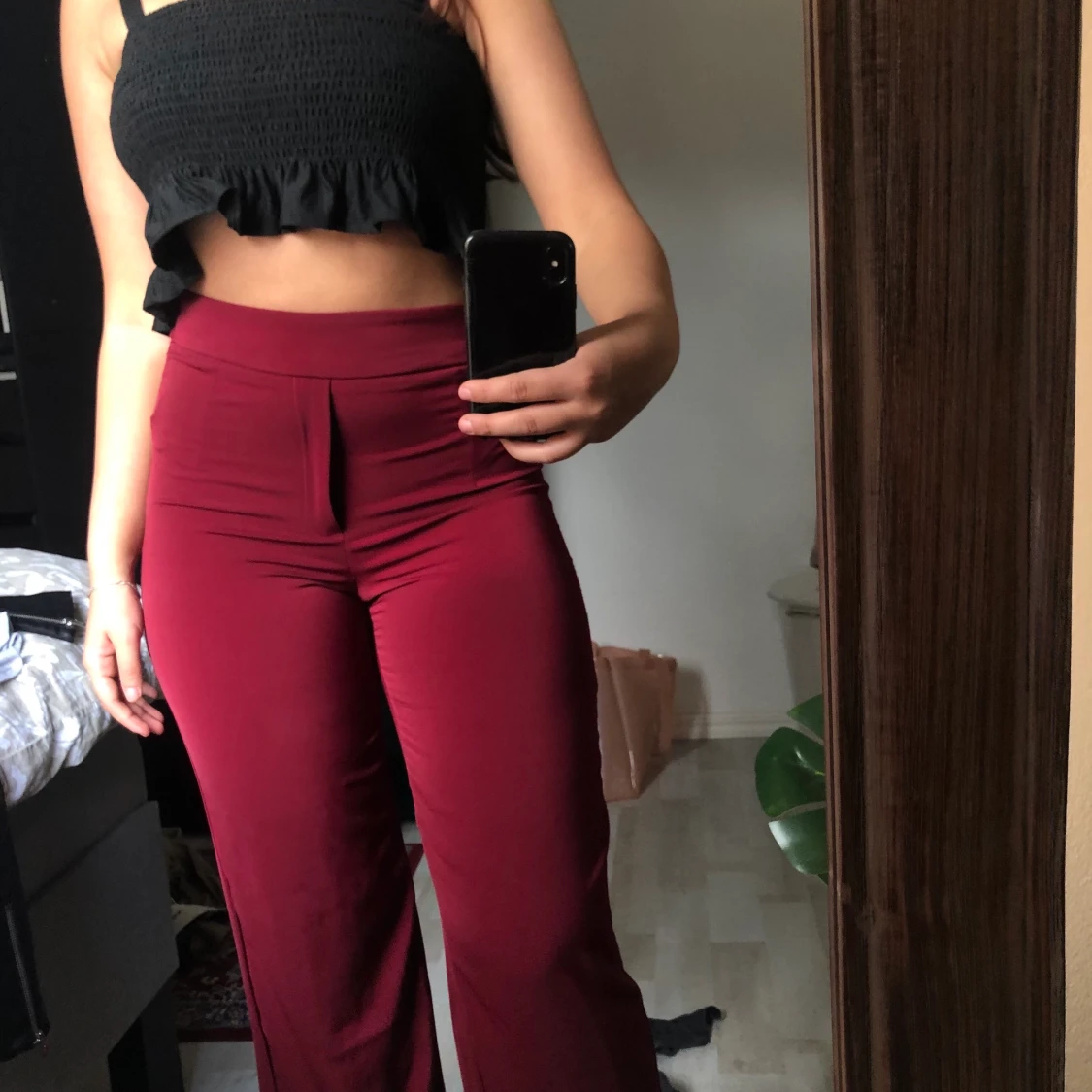 Röda ”kostymbyxor”