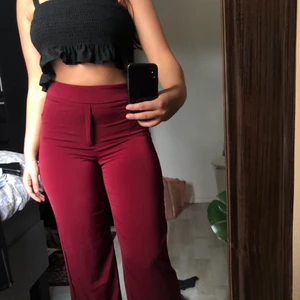 Röda ”kostymbyxor” - Röda kostymbyxor i storlek 40 men passar 38 också. Är 176 och det sitter perfekt. Aldrig använt 