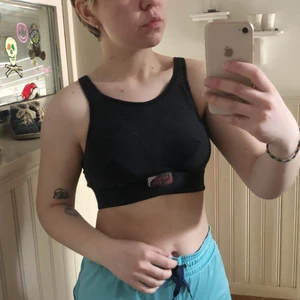 Sport-BH - Sportbehå som aldrig kommer till användning (har för många). Knäppt med spännen och kardborre i ryggen så sitter verkligen superbra. Justerbara axelband. 