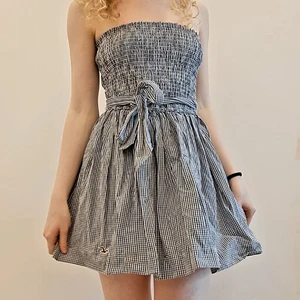 Hollister klänning - Jättefin klänning från Hollister! Stl M men sitter mer som en S/XS. Fint skick!🌸 Skicka meddelande för fler bilder eller frågor🥰