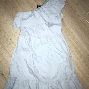 Volangklänning, Veromoda storlek S, helt oanvänd - Superfin ljusblå volangklänning i storlek S, säljer endast för att den aldrig kommit till användning❤️