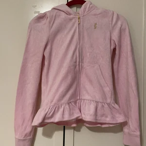 Juicy jacka för barn i xl - Den här jackan är i fin skick och har volanger och kostar 300, dock finns det matchande byxor och då kan man köpa setet för 500!
