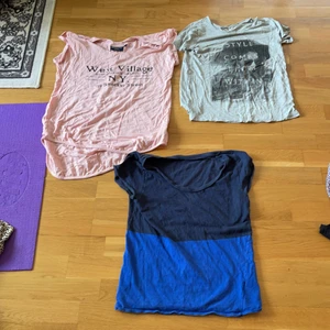 t-shirt - Den rosa t-shirten är storleken small på en grå t-shirt Är XS på och den sista blåa tröjan är det medium på